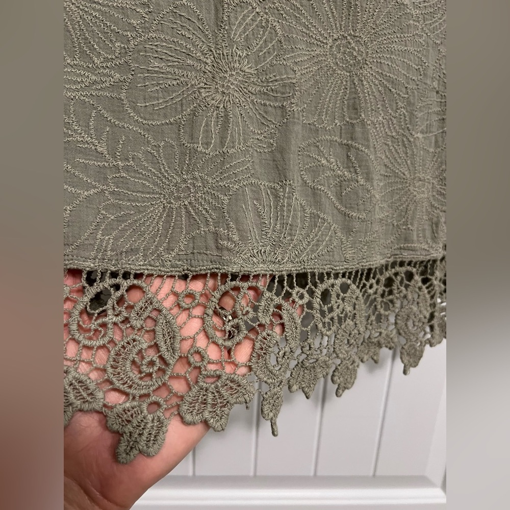 Chico’s 2 Olive Green Floral Breathable Cotton Embroidered Crochet Hem Boho Top - Picture 2 of 8